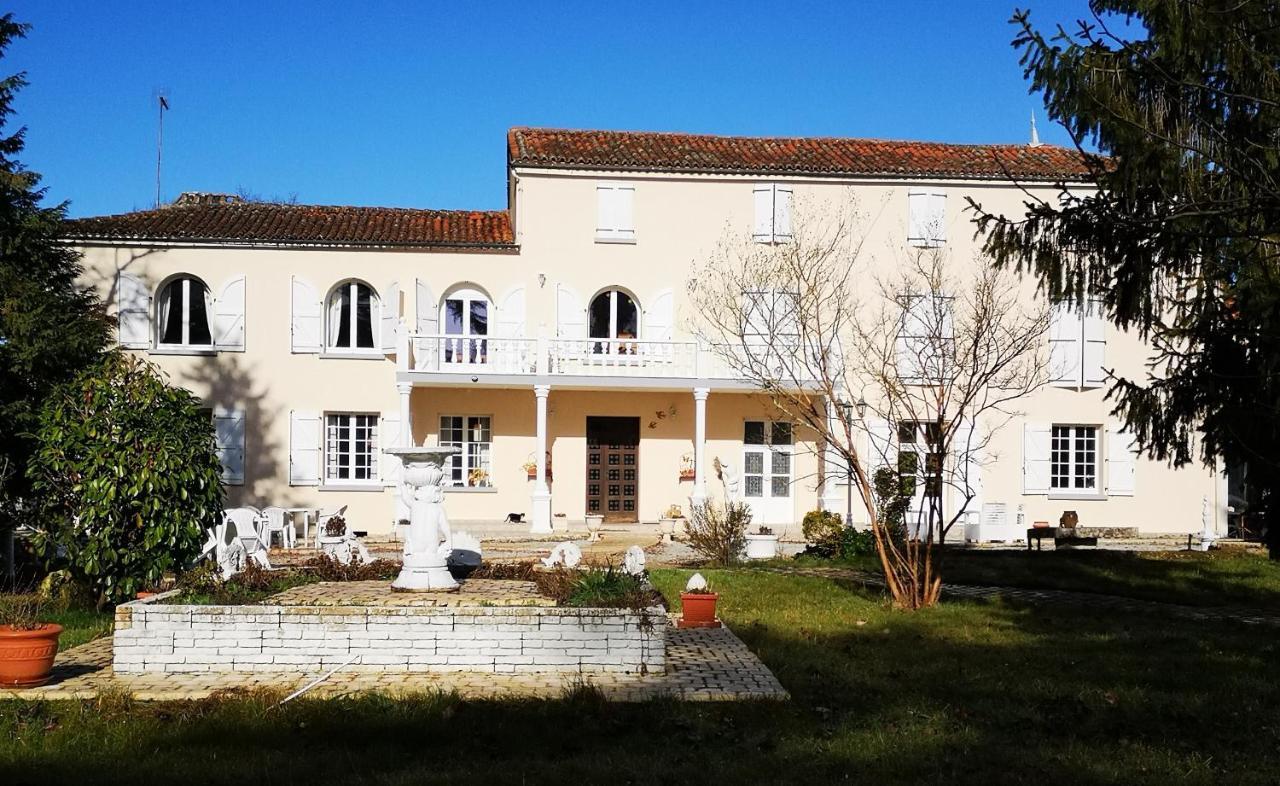 Le Clos Des Cedres B&B La Rochefoucauld Exterior photo
