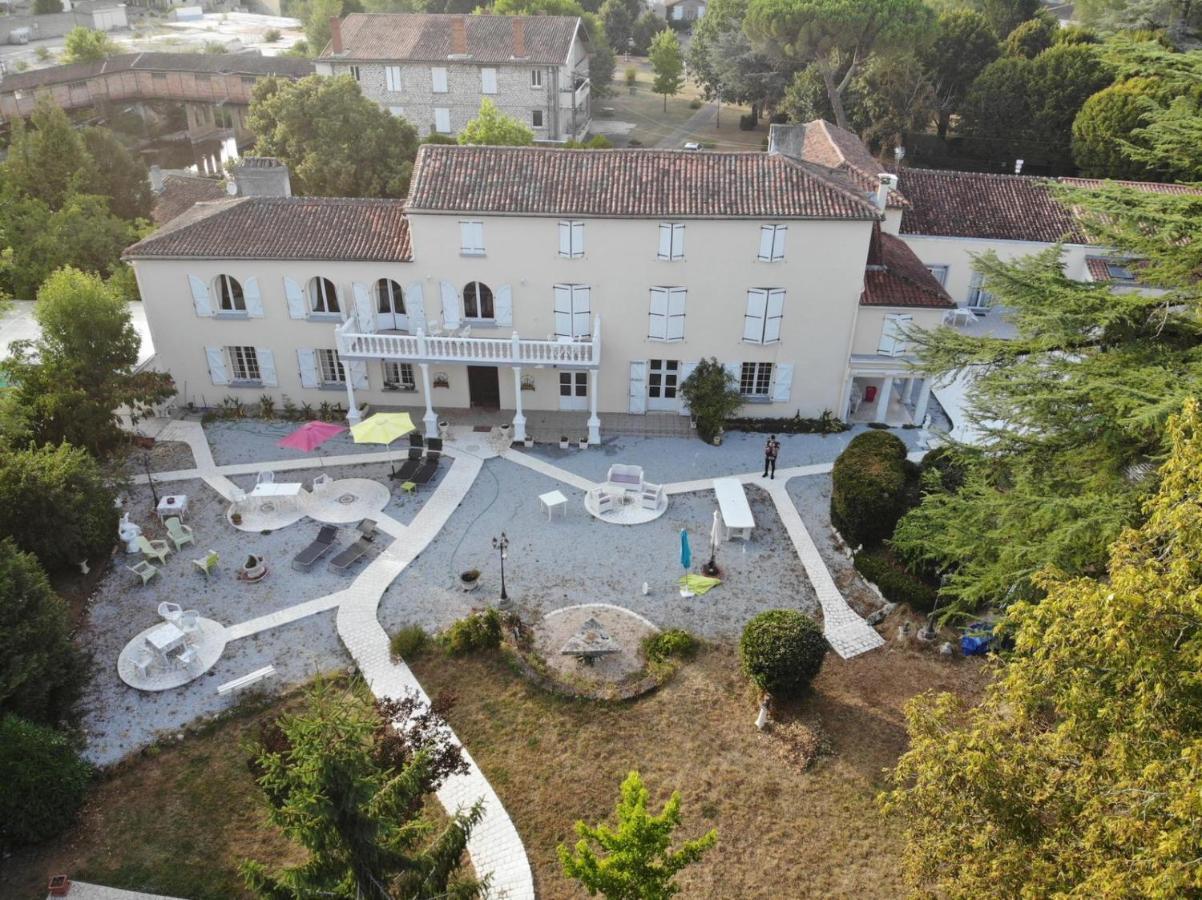 Le Clos Des Cedres B&B La Rochefoucauld Exterior photo