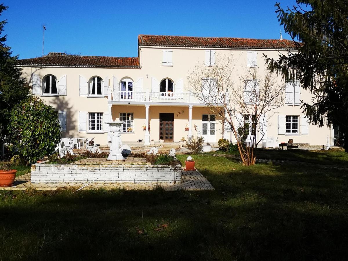Le Clos Des Cedres B&B La Rochefoucauld Exterior photo